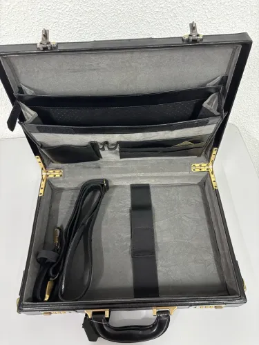 Pasta Executiva 007 Gold Man em couro legítimo - nova com senha