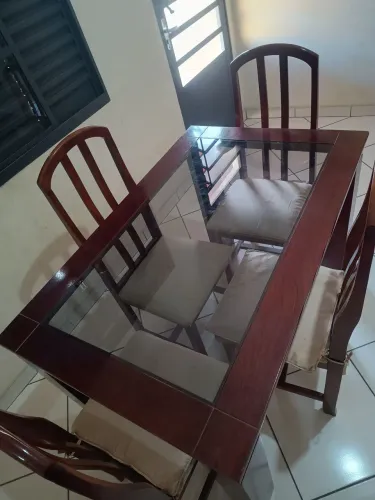 Mesa de madeira com vidro no centro...