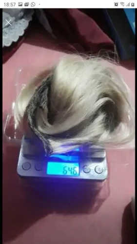 Mega hair humano, loiro e liso natural.