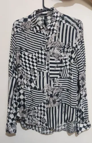 Camisa feminina preta e branca