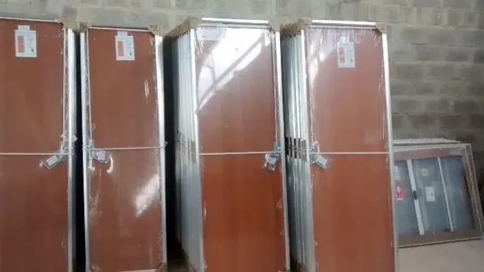  porta madeira com marco alumínio 60,70 ou 80cm à vista