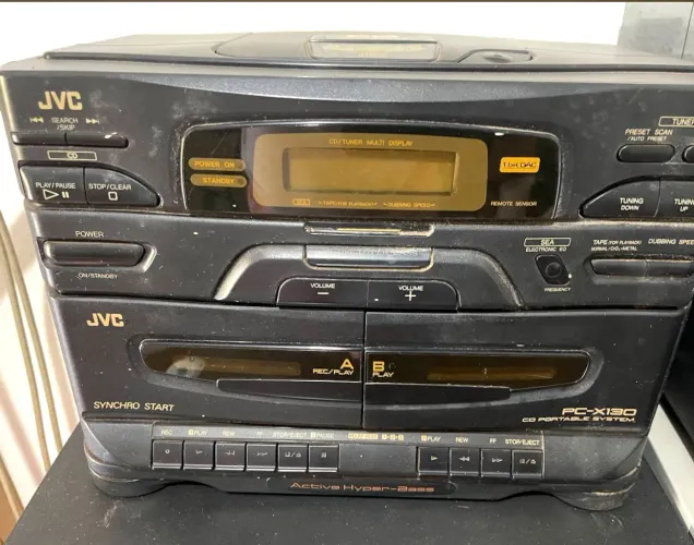 Aparelho de som com duplo cassete e frequência AM e FM