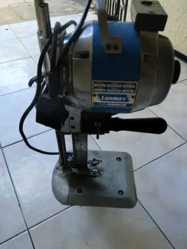 Tesoura eletrica cortar  tecido 