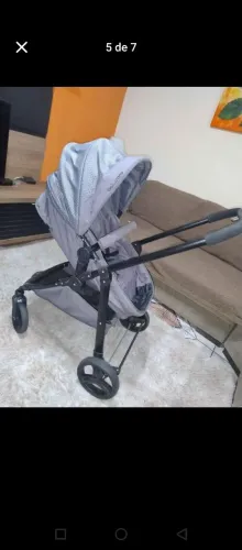 Carrinho de bebê com bebê conforto