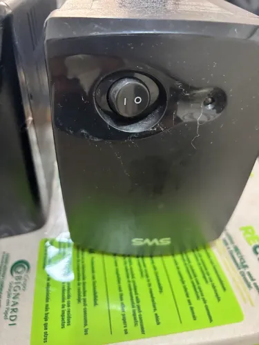 Estabilizador SMS Net Station 600VA - Liga, porém com defeito (LED amarelo piscando)
