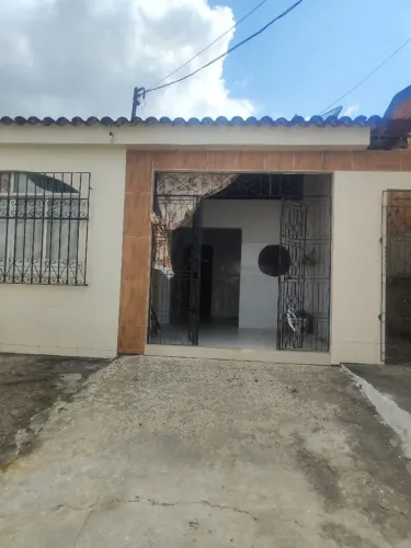 Vendo casa com 8 metros de frente por 25 metros de comprimento excelente oportunidade.