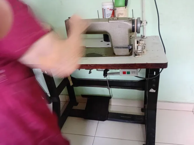 Máquina de custura reta e industrial
