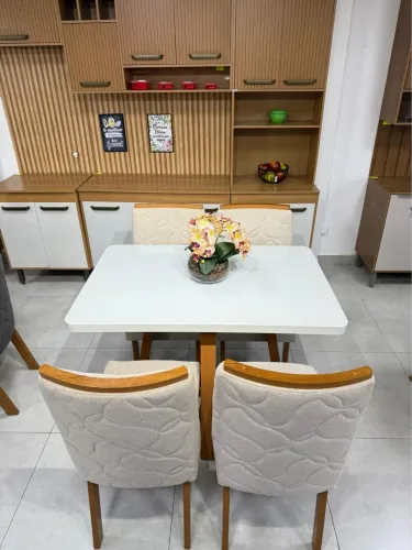 Conjunto de Mesa de Jantar com 4 Cadeiras Elegantes