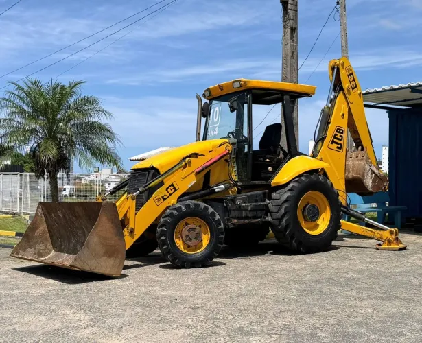 Retroescavadeira JCB 4x4 2010 único dono bem original