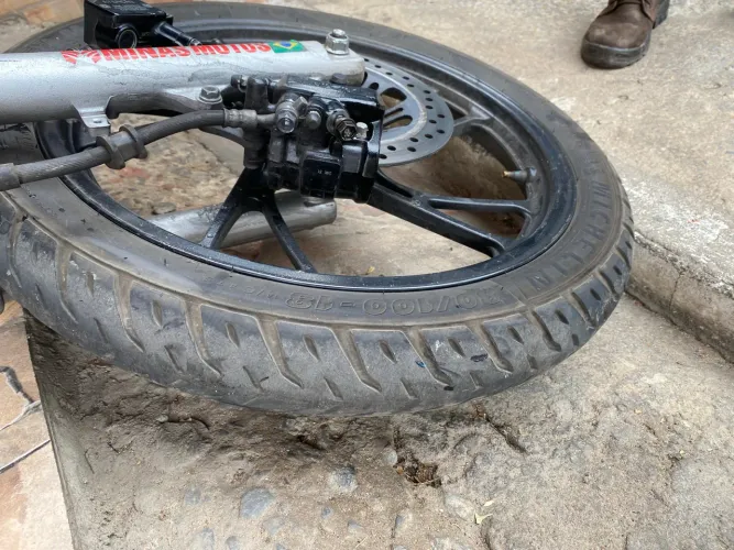 Roda Pé de galinha com Sistema de freio e par de canelas