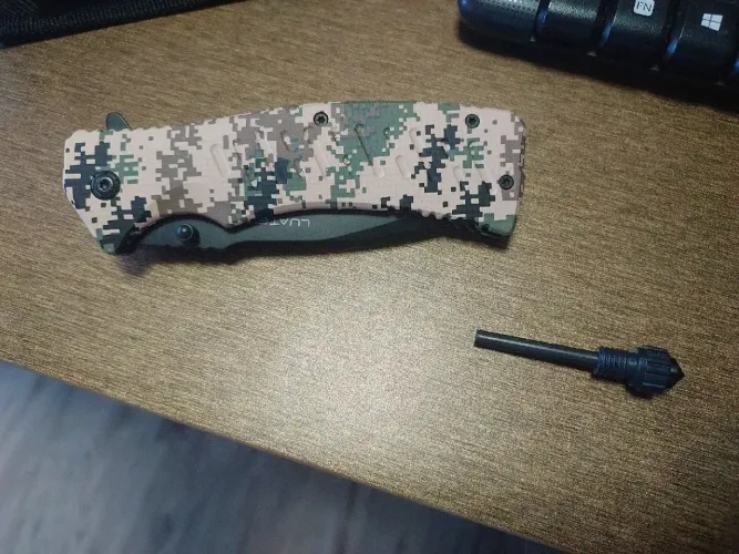 Canivete Tático Camuflado e Isqueiro de Pedra