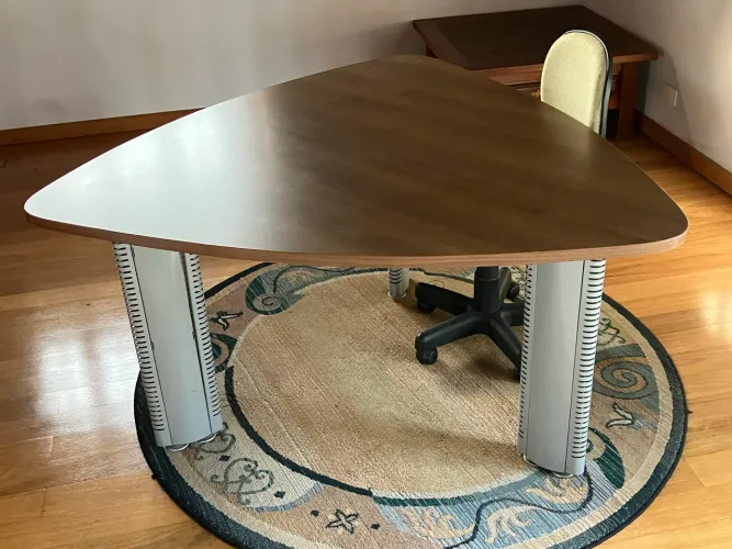 Mesa de escritório triangular em madeira para desocupar lugar