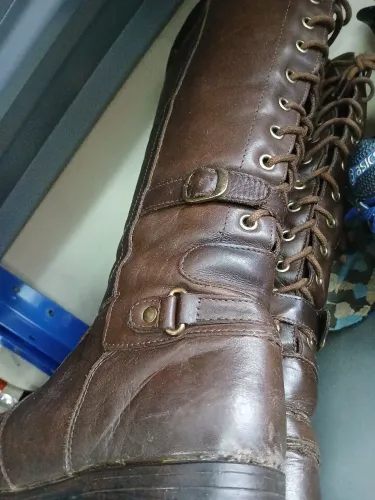Bota de couro marrom com cadarço e fivelas