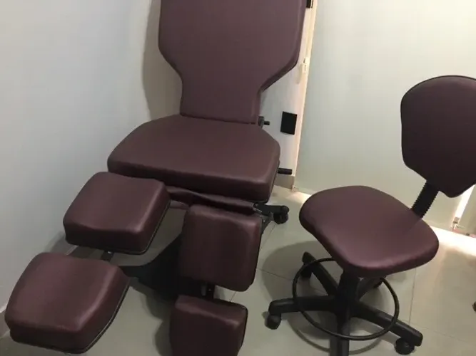 Maca Hidráulica com Cadeira Anatômica na cor Vinho