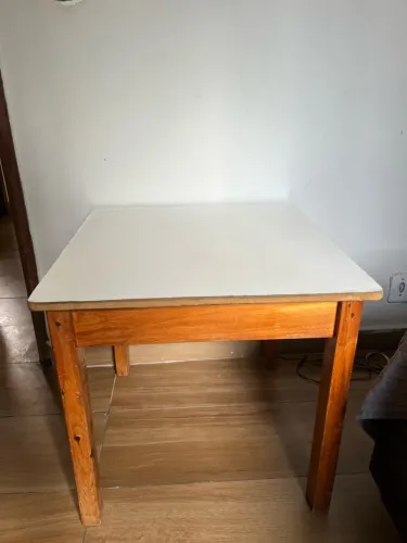VENDO MESA DE MADEIRA INFANTIL