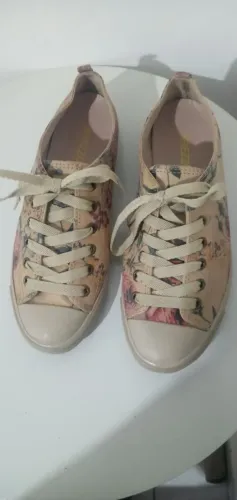 Tênis Arezzo ( Floral) em couro legítimo. Tam.37. Usado.