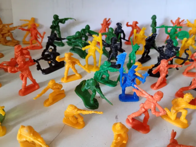 Brinquedo bonecos índios soldados e cavalos