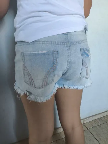 Short curto jeans com barra de renda