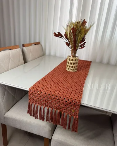 Caminho de Mesa de Crochê em Fio Premium | Feito à Mão com Amor