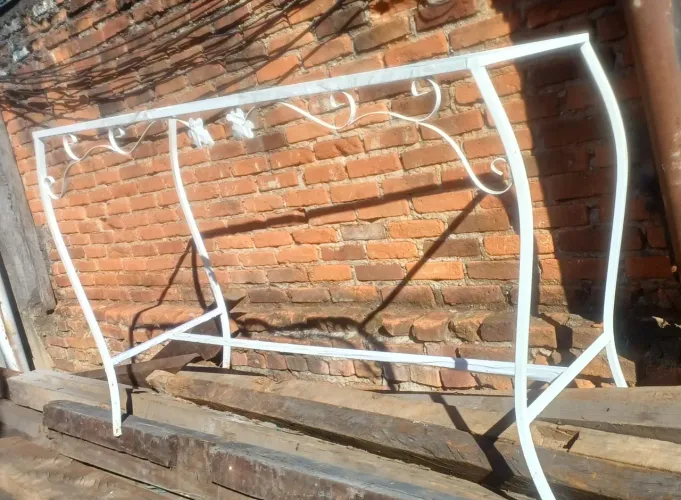 ( R$180,00 ) Mesa aparador de ferro branca com detalhes em arabescos
