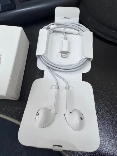 Fone de Ouvido EarPods com Conector Lightning Apple Original 