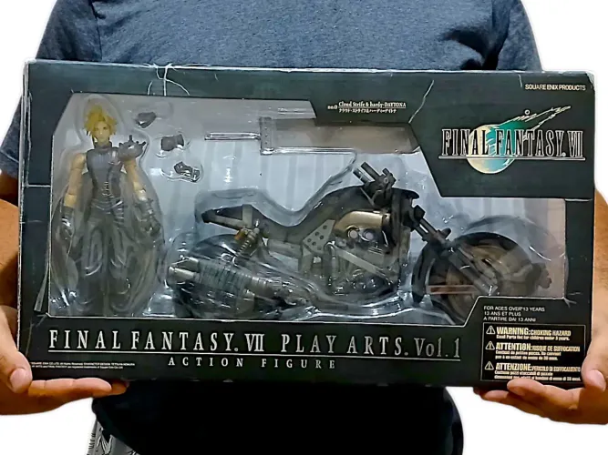 Cloud com Moto Hardy daytona Final Fantasy Play Arts Kai