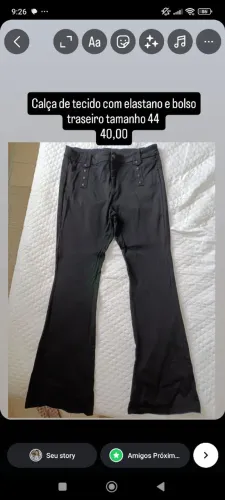 Calça caqui com botões da frente em detalhes