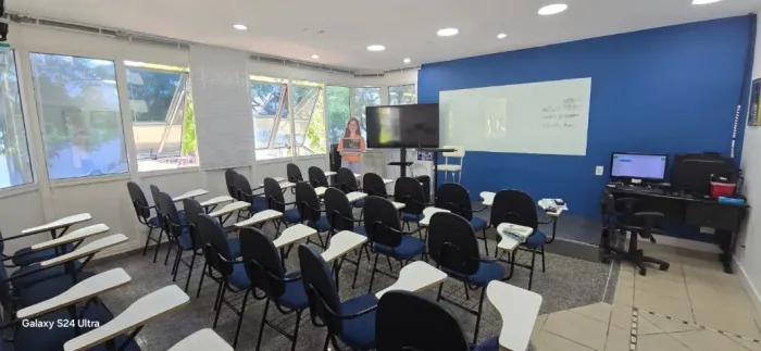 Sala de aula no Downtown, na Barra, pro seu curso.