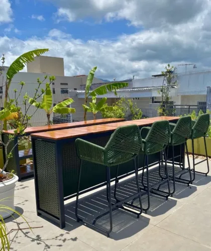 Conjunto de banquetas e aparador de corda náutica