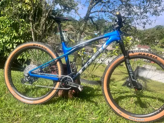 Bicicleta Trek Supercaliber 9.6 com diversos upgrades 