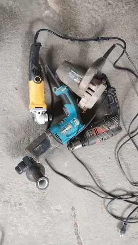 Esmilhadeira, makita, furadeira e martelete.Está precisando consertar mas tá funcionando
