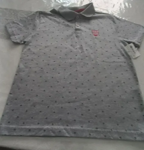 Uma camiseta masculino infantil nova tamanho 8 com entiqueta