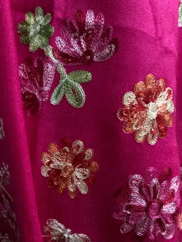 Lenço Bordado Floral Rosa Vibrante