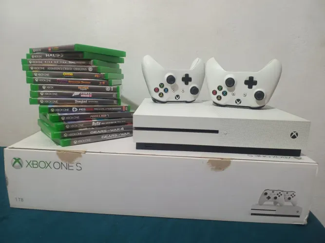 Xbox  one S 1TB dois controles ,Obs:  jogos vendido separado p, 14jogos originais 