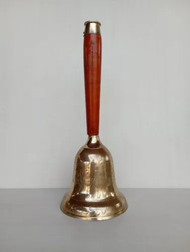 Sino em metal dourado com cabo em madeira 