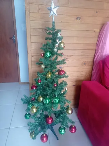 Pinheiro de Natal com enfeites