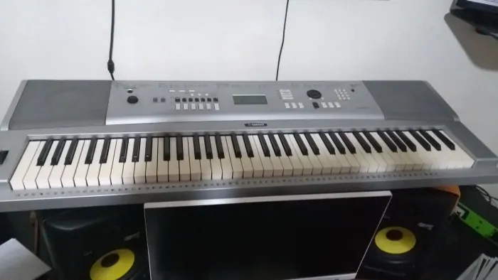 Teclado digital Yamaha DGX230 em excelente estado capa  fonte suporte partitura e estante