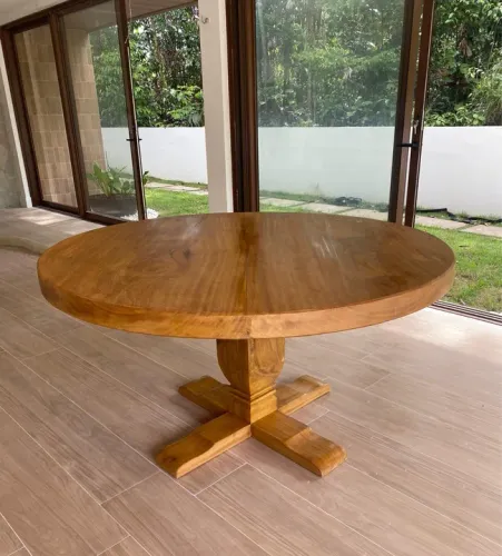 Mesa de jantar de madeira maciça