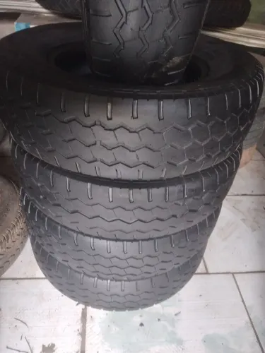 Estou vendendo um jogo de Peneus aro 225/75R 16 para camionetes.