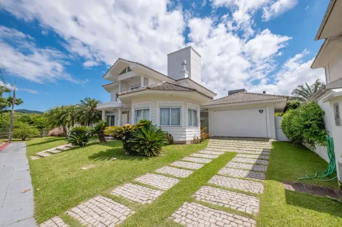 Casa com 4 suítes e 951m2 de terreno em condomínio na SC 401 em Florianópolis