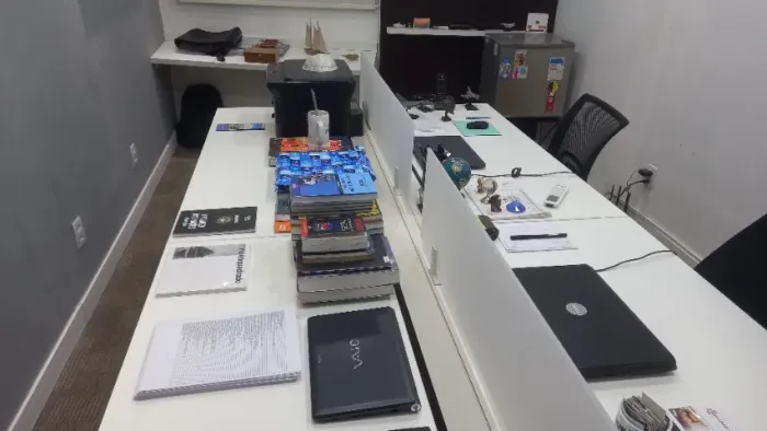Mesa de escritório, modelo estação de trabalho.