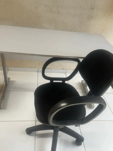 Mesa e cadeira de escritório