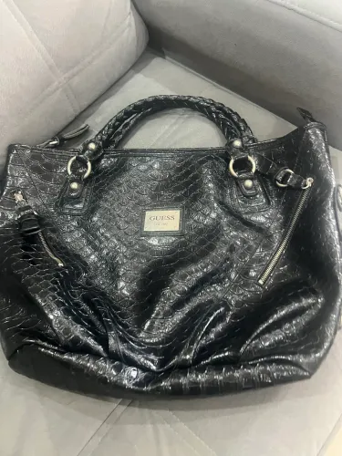 Belíssima bolsa da marca Guess.