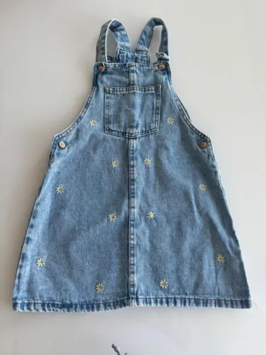 Jardineira Jeans Floral Tam.: 08