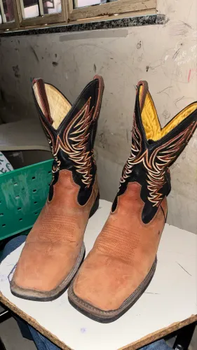 Bota texana tamanho 42 capelli, seminova. Comprei usei 2 vezes e não coube no meu pé!!