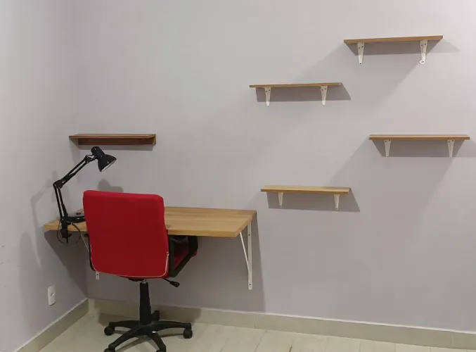 Kit Home Office Completo (Mesa Suspensa, Cadeira Giratória, 5 Prateleiras e Luminária)