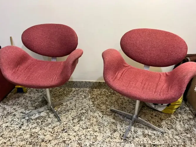 Cadeiras giratórias Luciana Movéis - cor vermelho escuro.