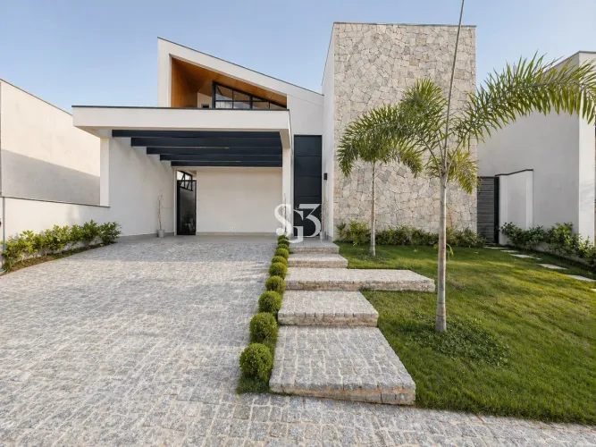 Casa de Luxo em Condomínio - 3 suítes, 3 salas, piscina e móveis planejados em Valinhos-SP