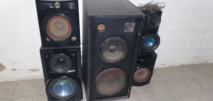 O5 caixas de som sendo 04 originais lg e um todo em Madeira