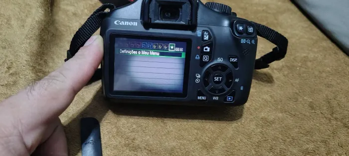 câmera Canon EOS t3 só vai o corpo msm display meio escuro na lateral 